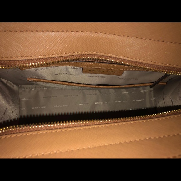 Michael kors bag in tan color - Picture 3 of 4